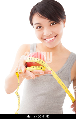 Donna felice che mostra le scale e mela verde per un sano concetto Foto Stock