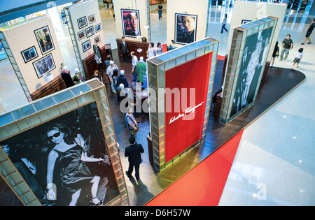 Hong Kong, negozi di moda in IFC Mall. Foto Stock