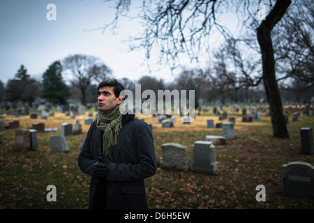 L'uomo visitando cimitero Foto Stock