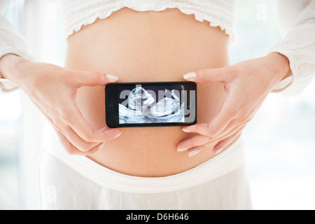 Donna incinta e baby scan Foto Stock