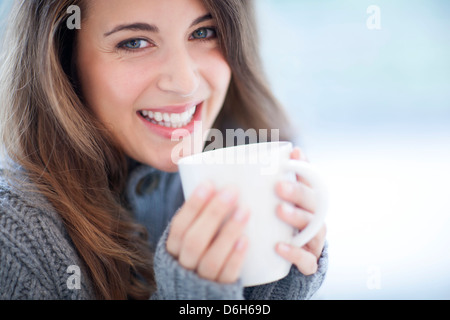 Donna con bevanda calda Foto Stock