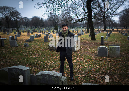 L'uomo visitando cimitero Foto Stock