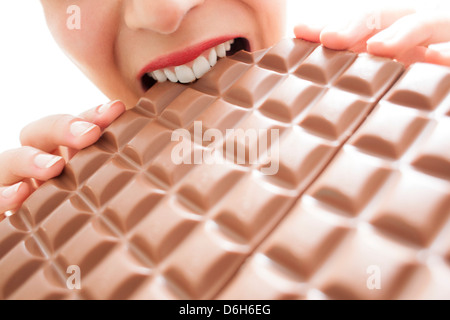 Donna mangiare il cioccolato Foto Stock