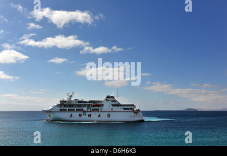 Il Lanzarote a Fuerteventura traghetto, la Naviera Armas proprietà Volcan De Tindaya arriva a Playa Blanca a Lanzarote. Foto Stock