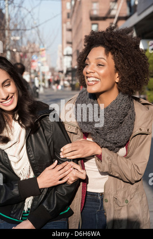 Le donne a camminare insieme sulla via della città Foto Stock