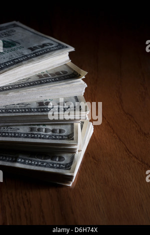 Pile di centinaia di fatture del dollaro Foto Stock