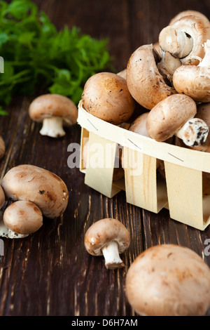 I funghi freschi in un cesto e verdi, cibo Foto Stock