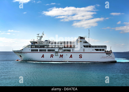 Il Lanzarote a Fuerteventura traghetto, la Naviera Armas proprietà Volcan De Tindaya arriva a Playa Blanca a Lanzarote. Foto Stock