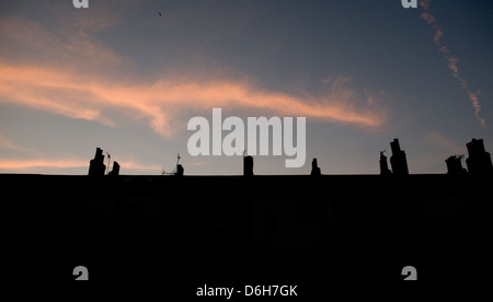 Red nuvole sopra i tetti, silhouette, camini, Brighton, Regno Unito Foto Stock
