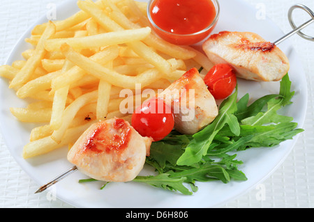 Spiedino di pollo con patatine fritte e ketchup Foto Stock