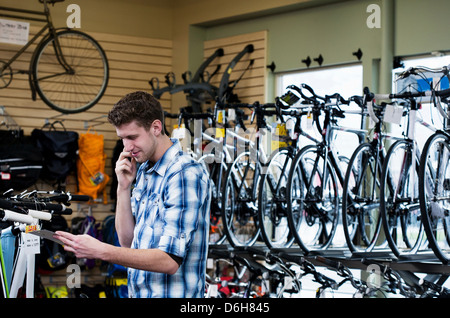 L'uomo shopping nel negozio di biciclette Foto Stock