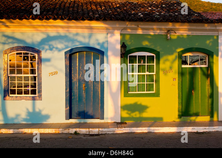 Case coloniali in centro storico di Ribeirao da Ilha. Foto Stock