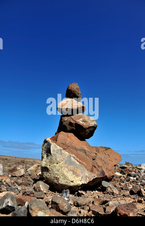 Una pila di pietre equilibrata vicino alla sommità del vulcano Montana Roja, Playa Blanca, Lanzarote, Isole Canarie. Foto Stock