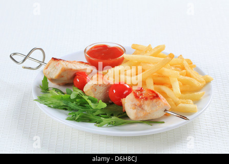 Spiedino di pollo con patatine fritte e ketchup Foto Stock