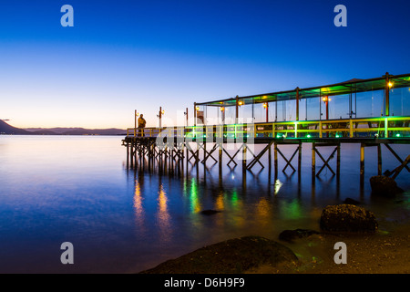 Il molo del ristorante Ostradamus a Ribeirao da Ilha spiaggia al tramonto. Foto Stock