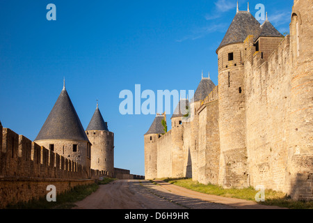Bastioni fortificati circondano il borgo medievale di Carcassonne, Languedoc-Roussillon, Francia Foto Stock