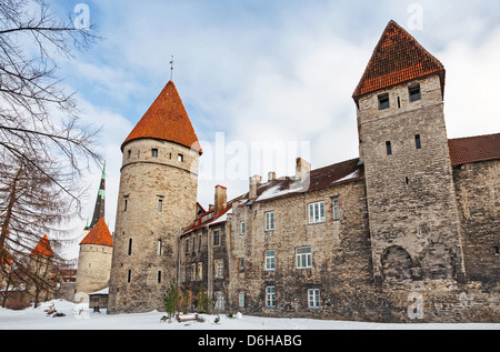 La pietra antica fortezza di mura con torri. Tallinn, Estonia Foto Stock