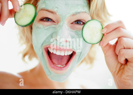 La donna in una maschera per il viso Foto Stock