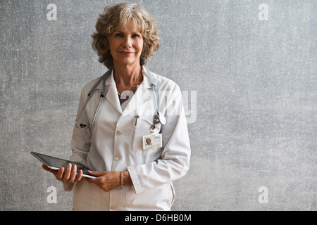 Medico donna holding tavoletta digitale Foto Stock