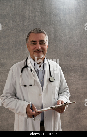 Medico maschio con clipboard Foto Stock