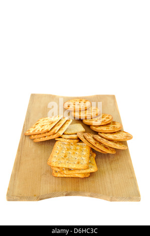 Selezione di biscotti su una tavola di legno di formaggi Foto Stock