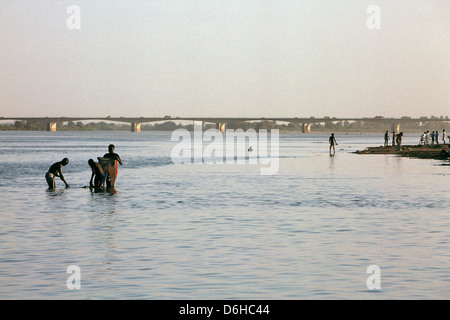 Il lavaggio sulle rive del Nilo a Omdurman. Foto Stock