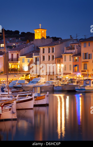 Crepuscolo sulla città portuale di Cassis, Provenza Francia Foto Stock