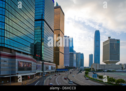 Hong Kong, il traffico sulle autostrade vicino al centro della città Foto Stock