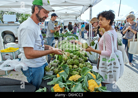 Agricoltore la vendita di verdura, farmers market. Foto Stock