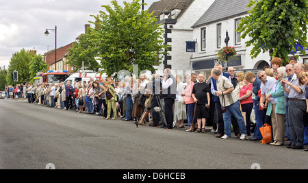 In Wootton Bassett i membri del pubblico aspettare per pagare i loro rispetti a rimpatriare i soldati britannici morti in Afghanistan Foto Stock