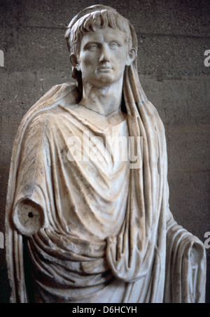 Augusto (63 BC-14 AD). Primo Imperatore Romano. Statua come Pontifex Maximus. Museo archeologico di Corinto. La Grecia. Foto Stock