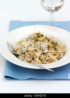 Pollo e funghi fusilli Foto Stock