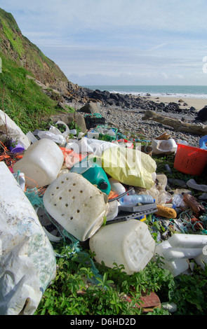 Cucciolata di plastica lavati fino via mare Foto Stock