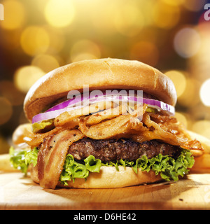 Bacon gourmet hamburger con sfondo dorato Foto Stock