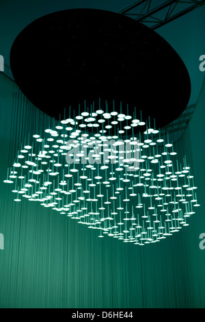 La nuova tecnologia e design a Euroluce 2013mostra a Milano. Qui una lampada fatta di luci a led che scendono dal soffitto Foto Stock