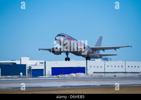 Airbus A319-114 decollare sul cielo blu Foto Stock