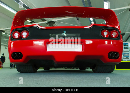 Un rosso Ferrari auto dalla parte posteriore Foto Stock