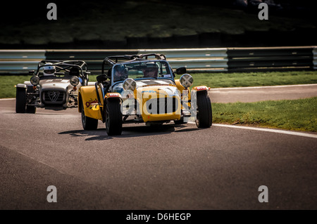 2 Caterham sette auto sportive da corsa al circuito di Cadwell Park. Foto Stock