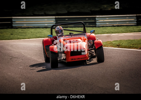 Scontrino Kit auto che guida verso la telecamera al circuito di Cadwell Park. Foto Stock