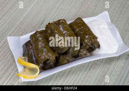 Rumeno tradizionale cucina, sarmale (bobine le foglie di vite ripiene di carne) Foto Stock