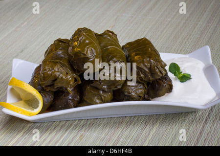 Rumeno tradizionale cucina, sarmale (bobine le foglie di vite ripiene di carne) Foto Stock