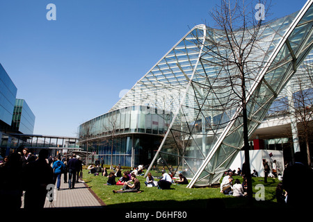 Fiera di Milano Expo Exhibition. Persone in appoggio sull'erba. Italia Foto Stock