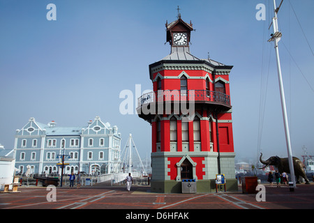 La storica torre dell'orologio (1882), e Porto Vecchio capitano della costruzione (1904), Lungomare Victoria and Alfred e Cape Town, Sud Africa Foto Stock