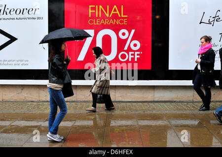 La gente cammina davanti a un negozio con una lettura del segno ' liquidazione finale'. Oxford Street, London, Regno Unito Foto Stock