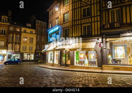 Honfleur angolo di strada di notte, in Normandia, Francia Foto Stock