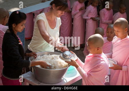 Le monache in coda per un pasto, Sakyadhita Thilashin Monastero Scuola, Sagaing, vicino a Mandalay, Myanmar (Birmania) Foto Stock