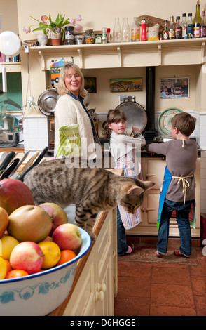 Figlia della madre e figlio per la cottura in cucina Foto Stock