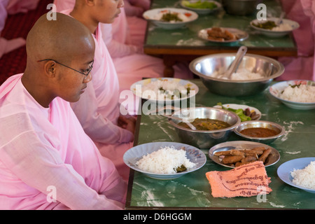 Le monache di mangiare i loro pasti, Sakyadhita Thilashin Monastero Scuola, Sagaing, vicino a Mandalay, Myanmar (Birmania) Foto Stock