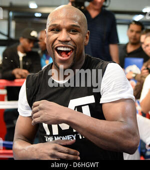 Las Vegas Nevada, USA. Il 17 aprile, 2013. Floyd ''Strumenti'' Mayweather Jr opere fuori per i media a sua palestra mercoledì in Las Vegas NV. Floyd Mayweather ottiene pronto per il suo prossimo lotta con Robert ''Il fantasma" Guerrero del 4 maggio a MGM Grand hotel. (Immagine di credito: credito: Gene Blevins/ZUMAPRESS.com/Alamy Live News) Foto Stock