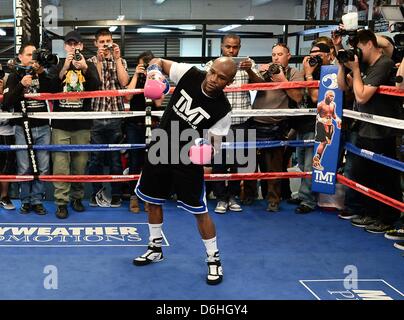 Las Vegas Nevada, USA. Il 17 aprile, 2013. Floyd ''Strumenti'' Mayweather Jr opere fuori per i media a sua palestra mercoledì in Las Vegas NV. Floyd Mayweather ottiene pronto per il suo prossimo lotta con Robert ''Il fantasma" Guerrero del 4 maggio a MGM Grand hotel. (Immagine di credito: credito: Gene Blevins/ZUMAPRESS.com/Alamy Live News) Foto Stock